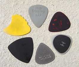 265px-Guitar_picks-KayEss-1.jpg