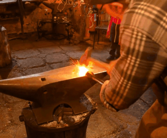 578px-Blacksmith_Hammer_Strikes_Animation_Loop.gif