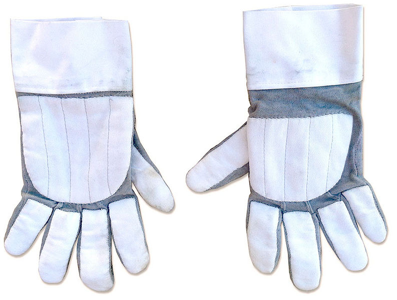 793px-ESB_Boba_Gloves.jpg