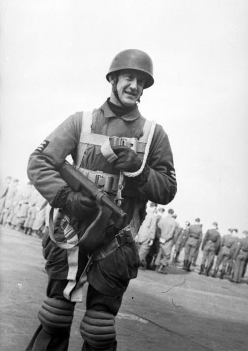Bundesarchiv_Bild_101I-562-1172-04A,_Italien,_Fallschirmjäger_bei_Ausbildung,_Feldwebel.jpg