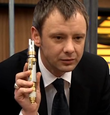 Master_with_laser_screwdriver.png