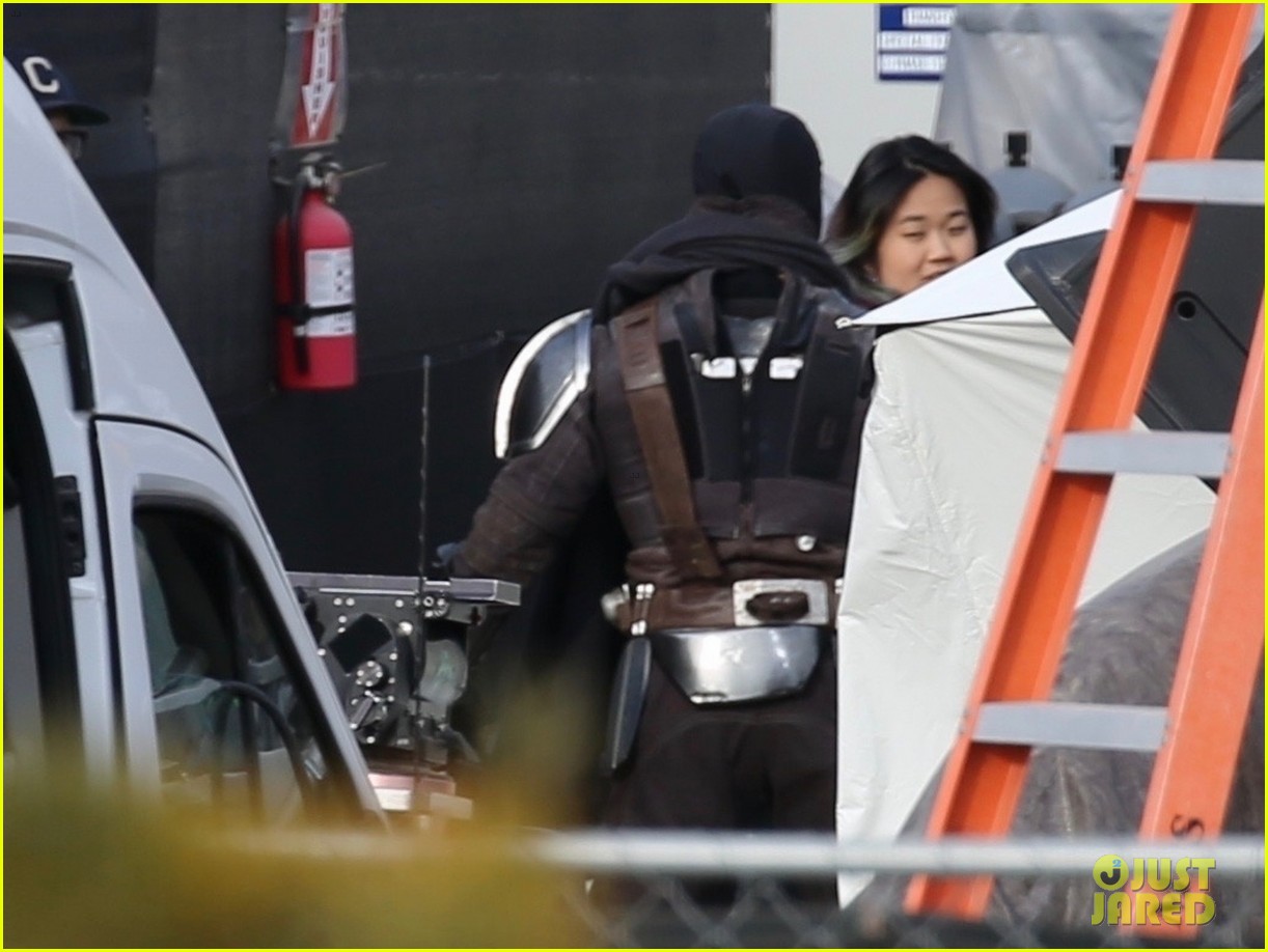 the-mandalorian-set-photos-pedro-pascal-07.jpg