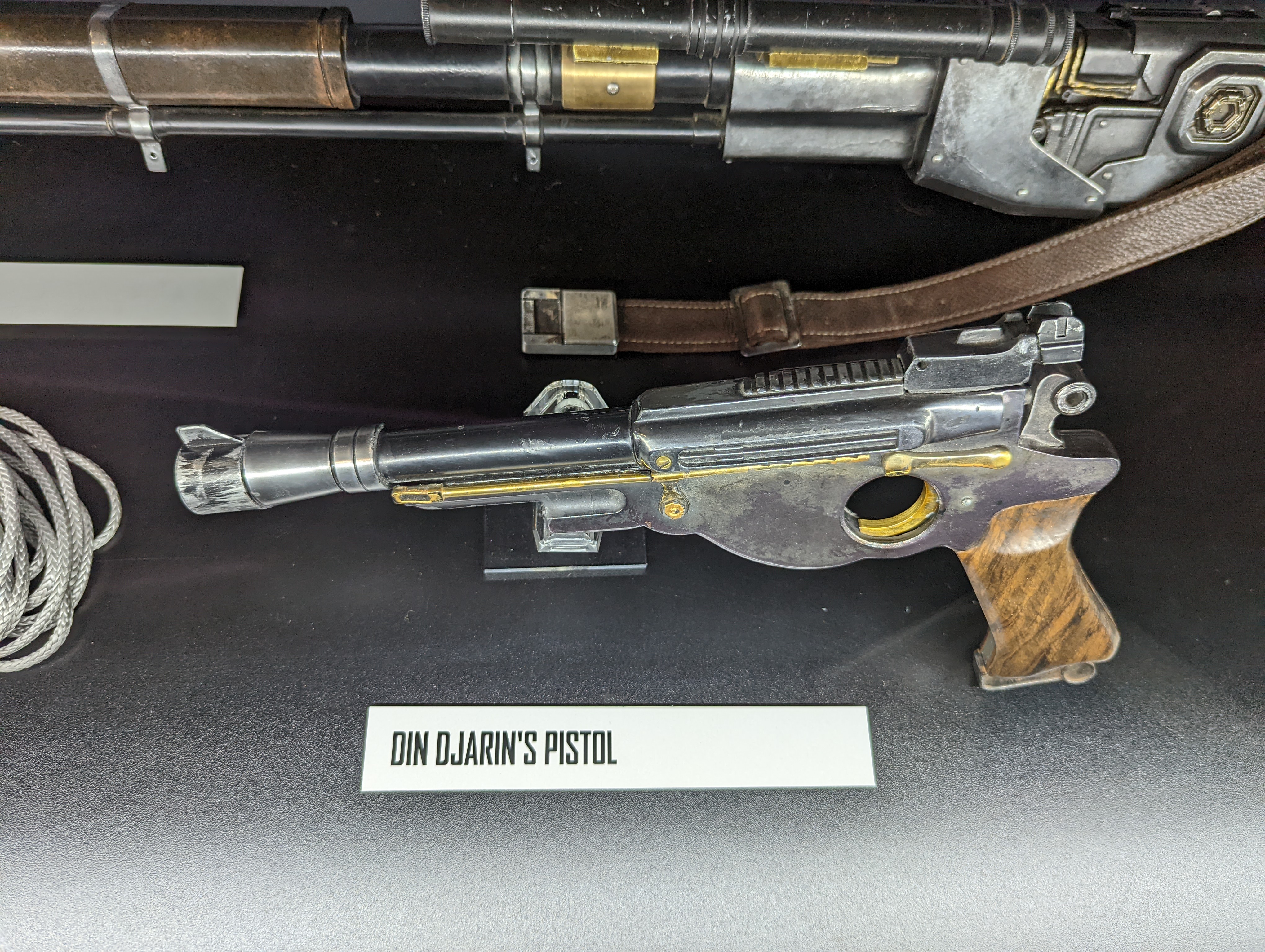 Dinn Djarin IB-94 Blaster Pistol 05.jpg