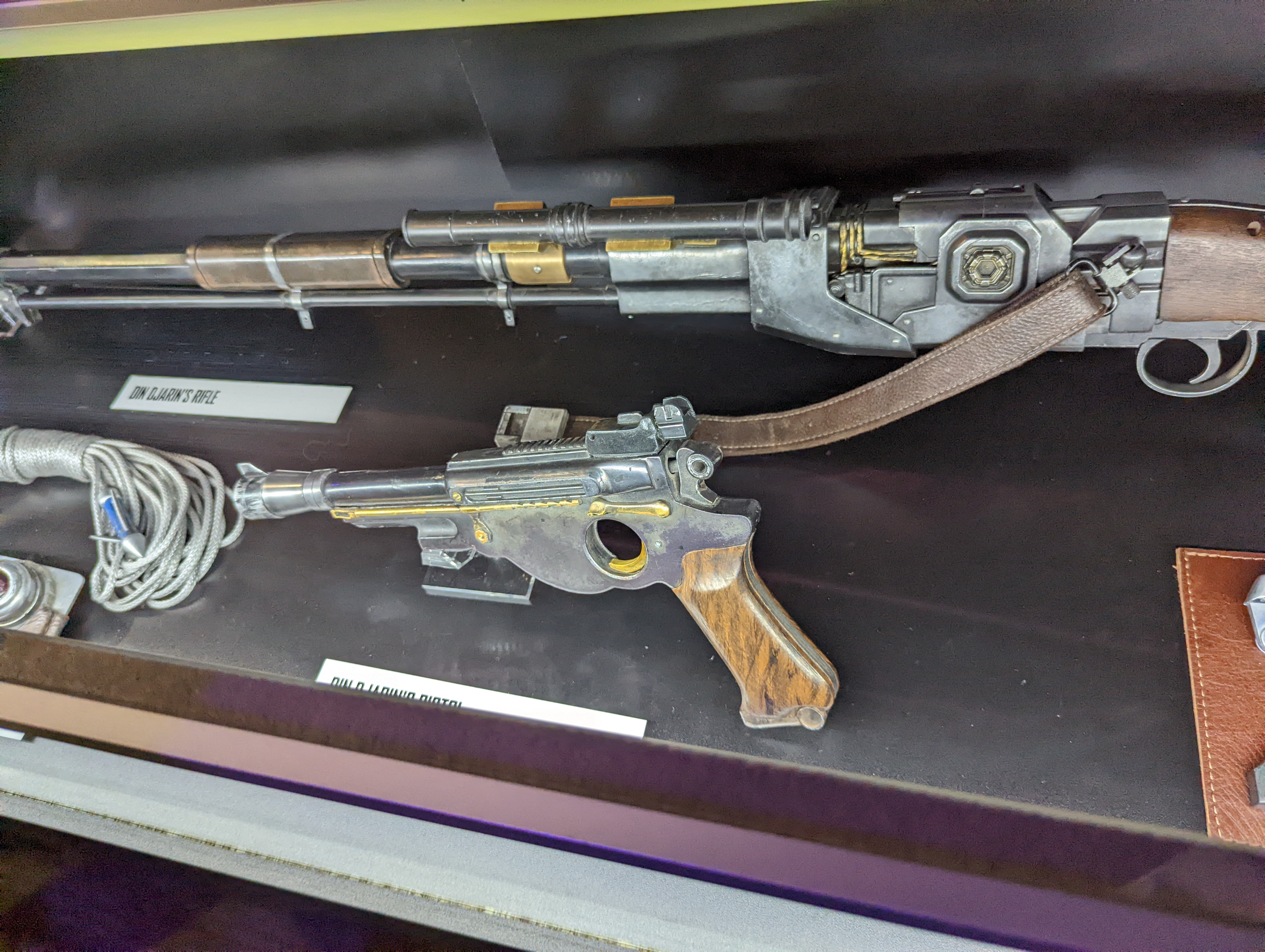 Dinn Djarin IB-94 Blaster Pistol 06.jpg