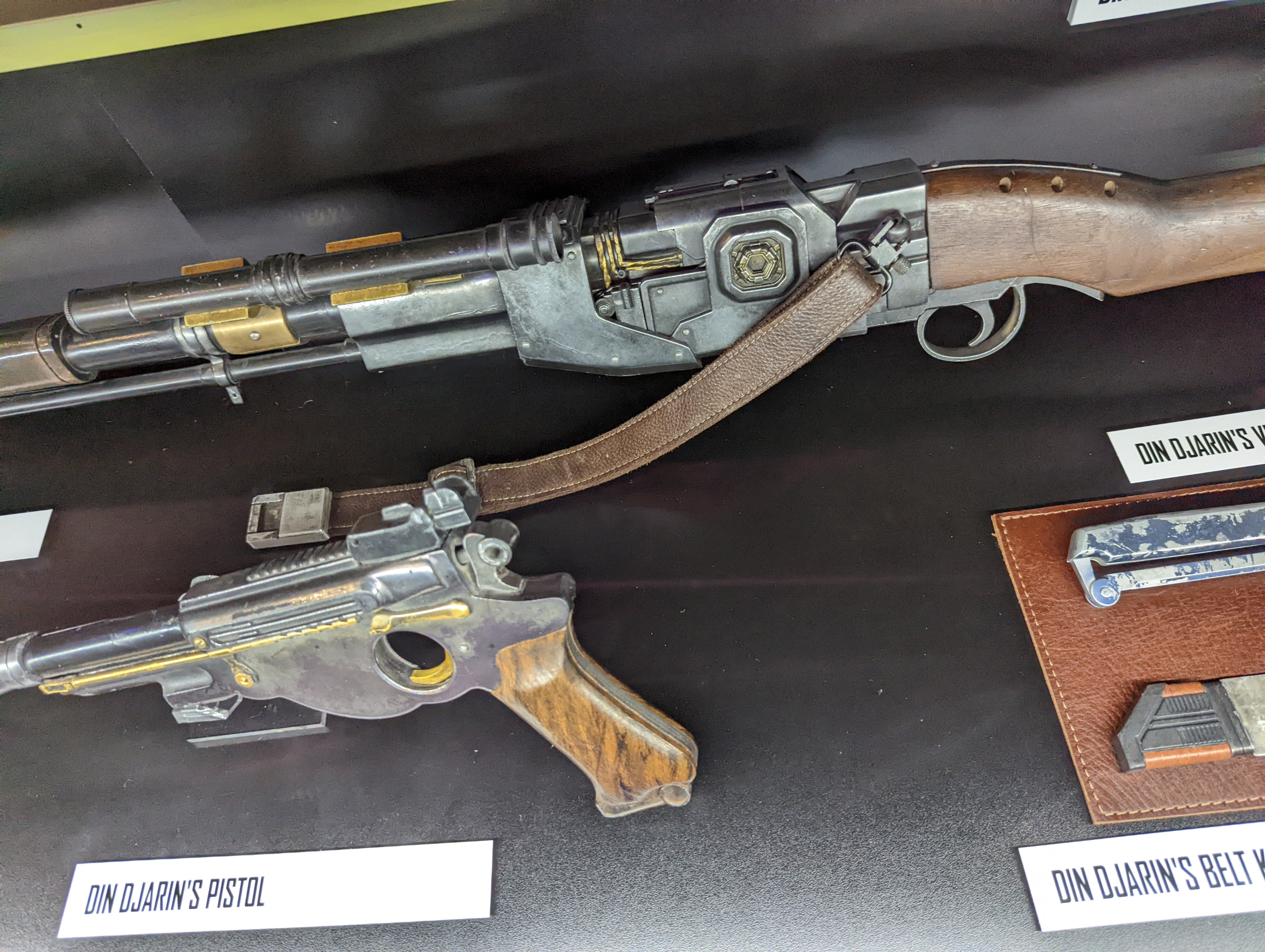 Dinn Djarin IB-94 Blaster Pistol 08.jpg