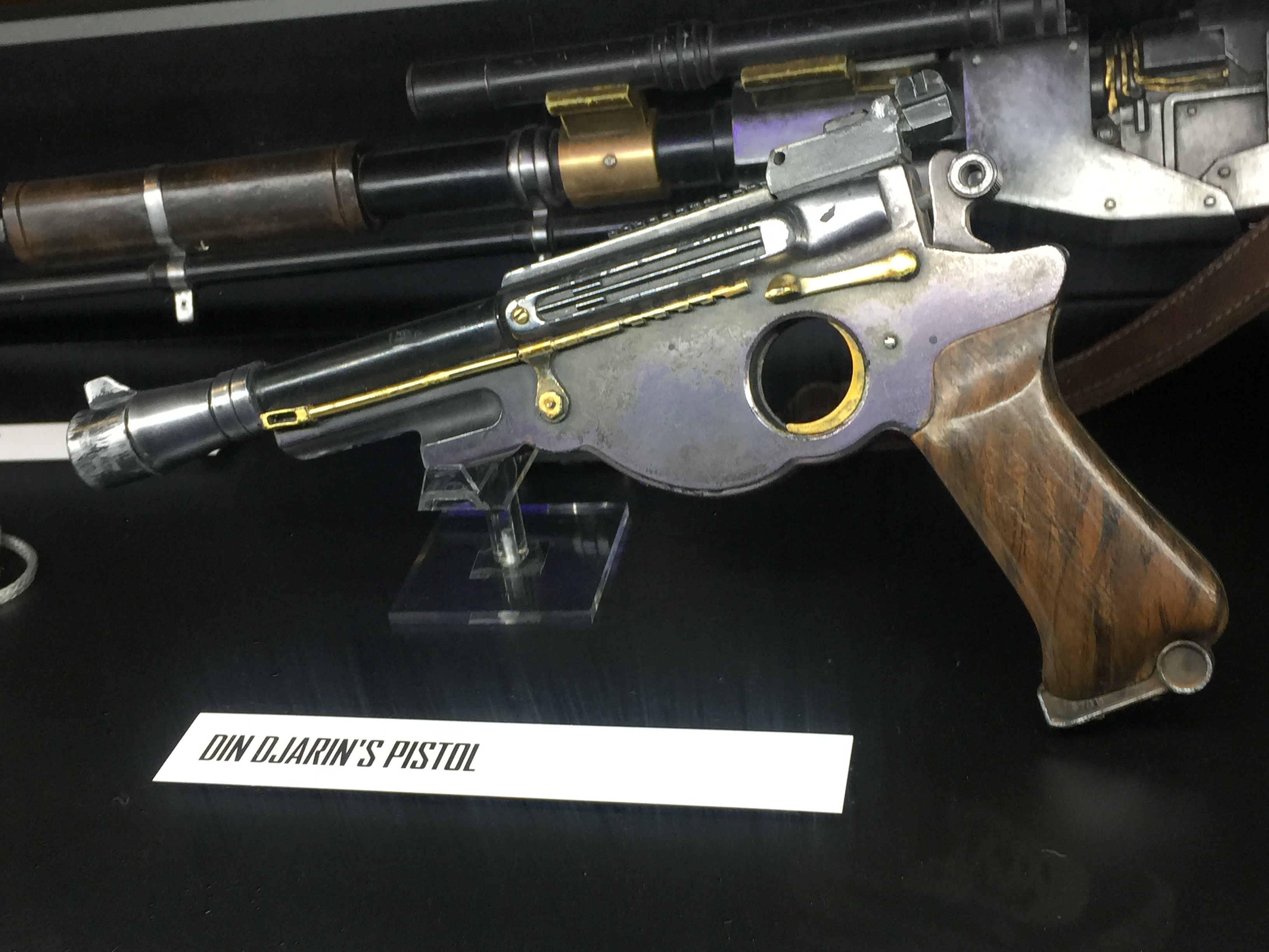 Dinn Djarin IB-94 Blaster Pistol 13.jpg