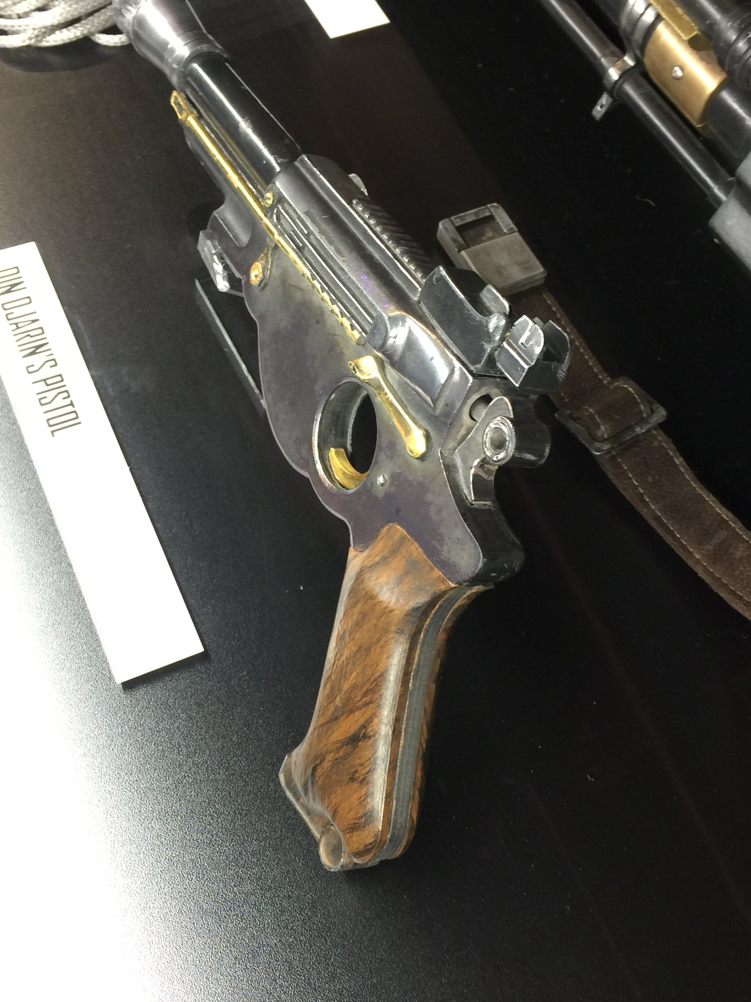 Dinn Djarin IB-94 Blaster Pistol 14.jpg