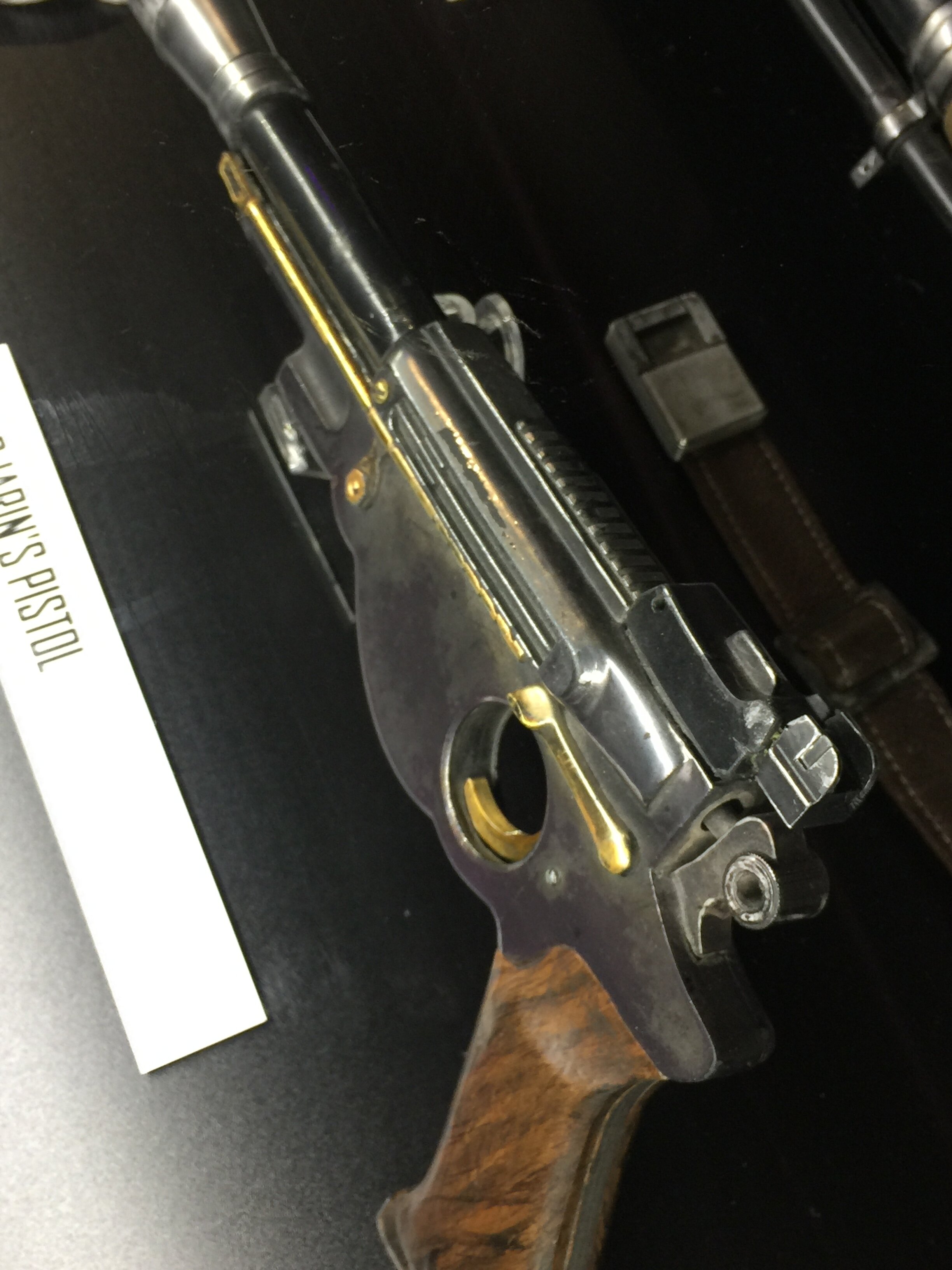 Dinn Djarin IB-94 Blaster Pistol 15.jpg
