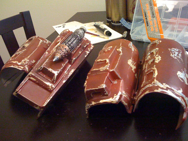 Gauntlets paint job.
WHat I like to call the "extremely weathered" look.