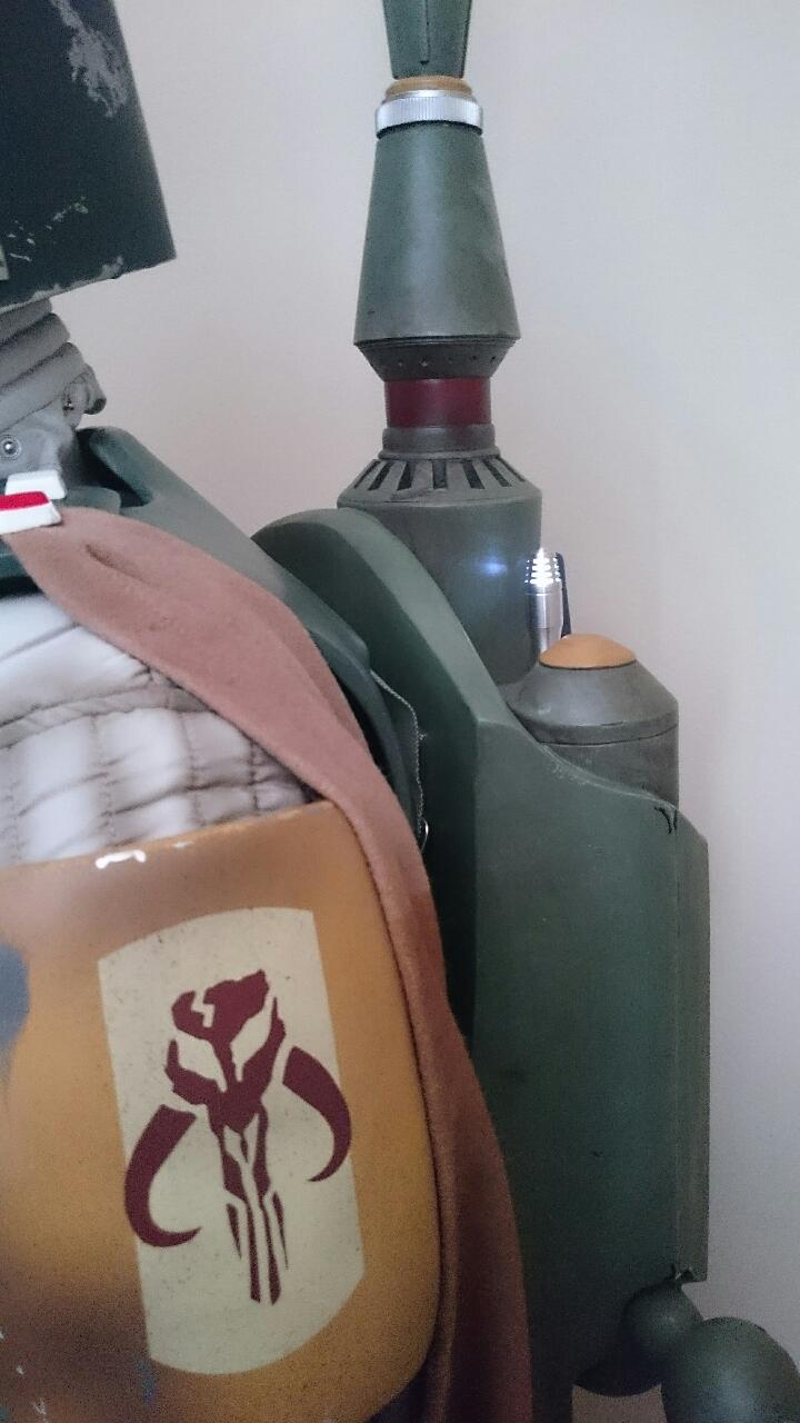 I added a real and screen accurate lighted CNC aluminum beacon to the Jet Pack. This adds more accuracy and realism to the statue, is a shame that Sideshow didn't do this, for an $8,000.00 prop this was a must.