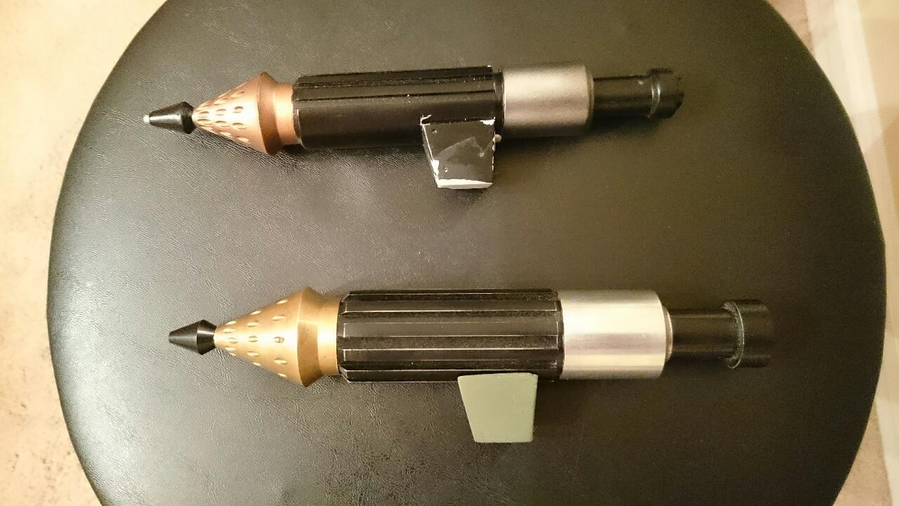 I replace the resin rocket piece on the left gaunlet with a Fenix Props CNC aluminum/brass rocket piece, it looks amazing.