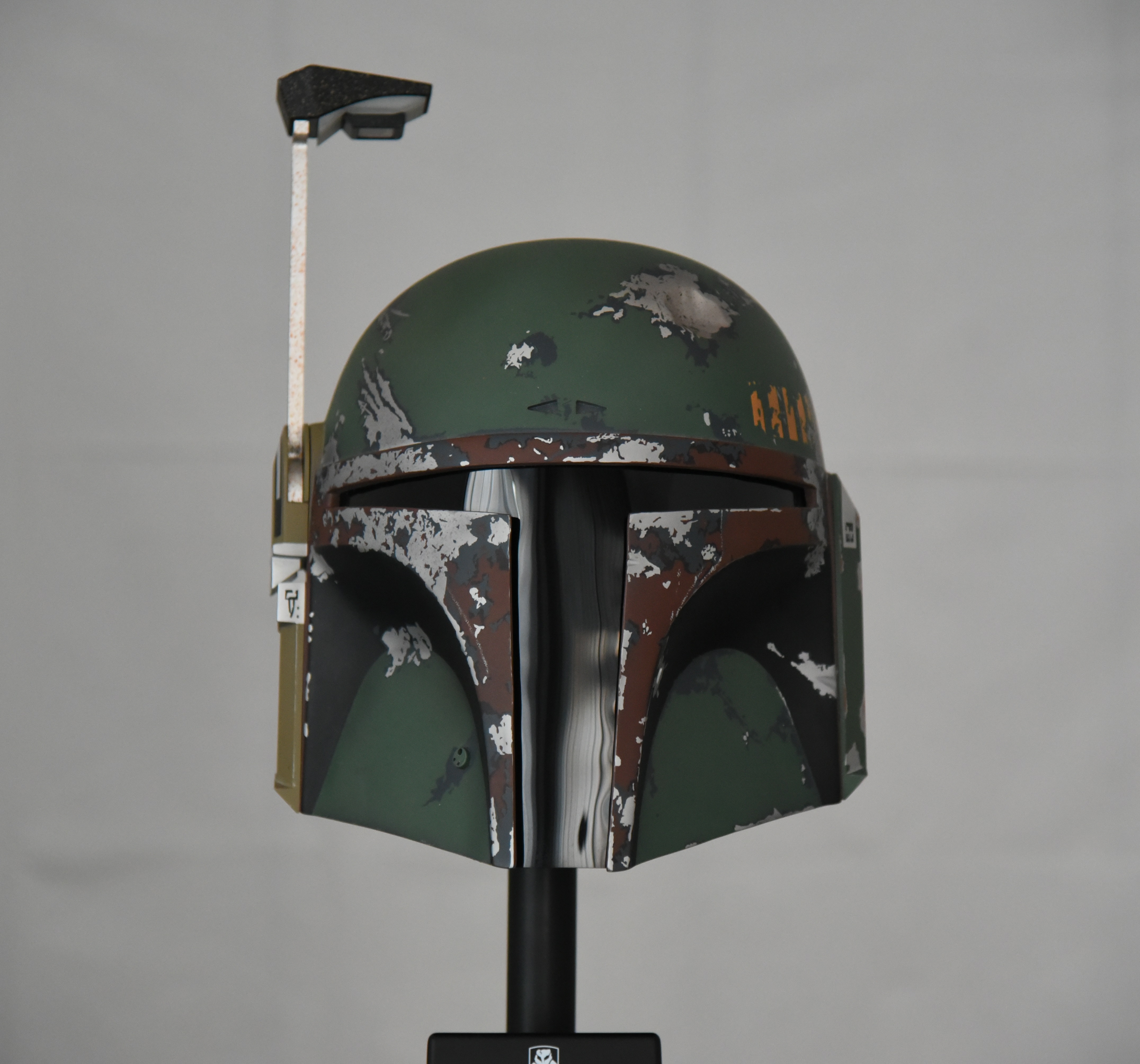 Master Replicas Boba Fett helmet front 3