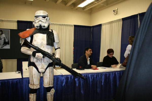 Me working the Carrie Fisher autograph line during Wondercon 09.