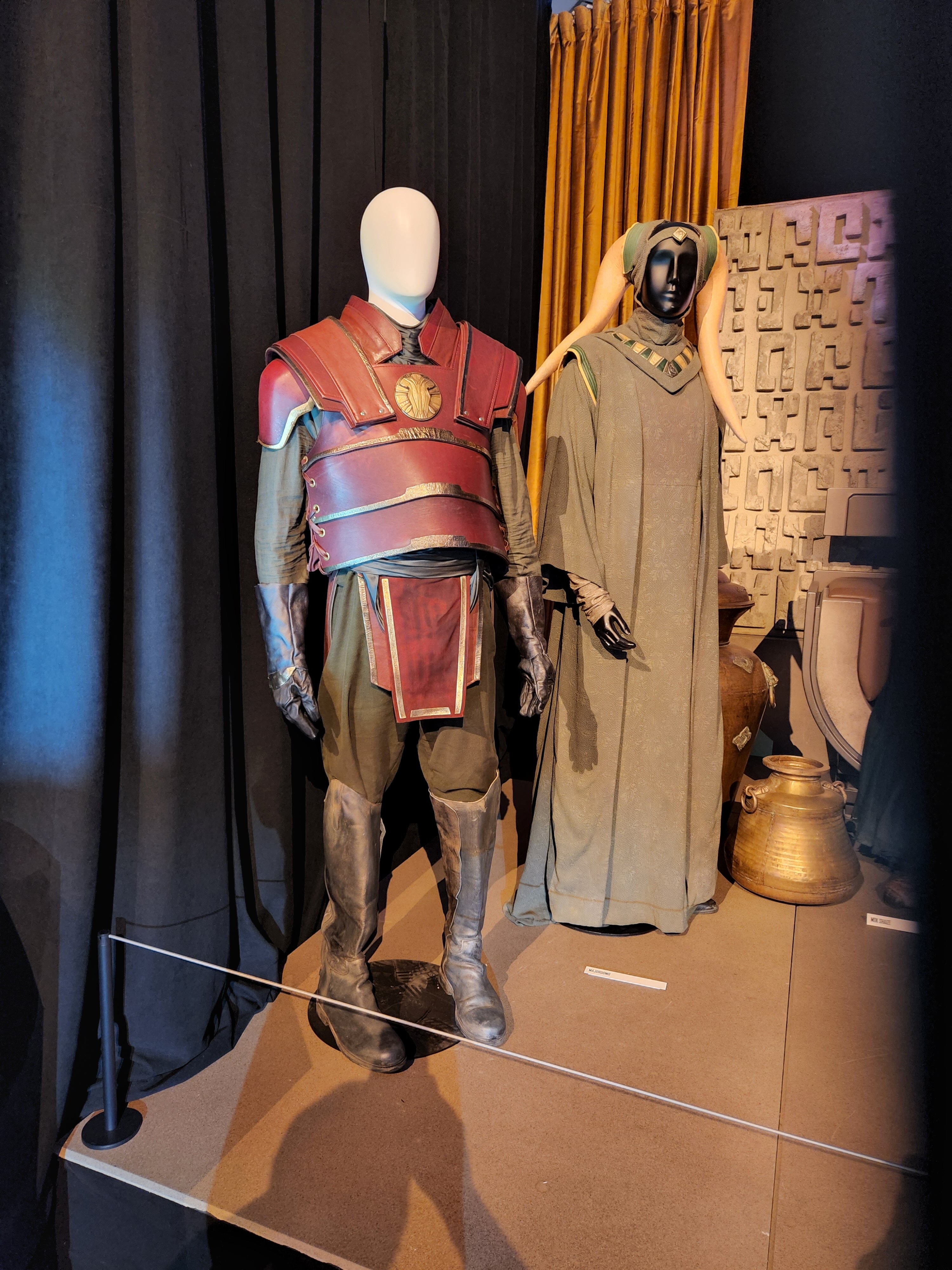 Mok Shaiz Guard and Twi'lek Majordomo 1.jpg