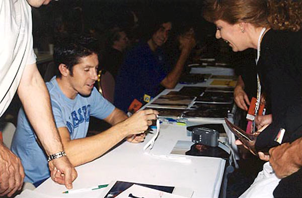 Ray Park receives a personalized DMEB-2 Badge
Long embarrassing story for MaulMaus - but the reason why Ray Park always remembers her! :D