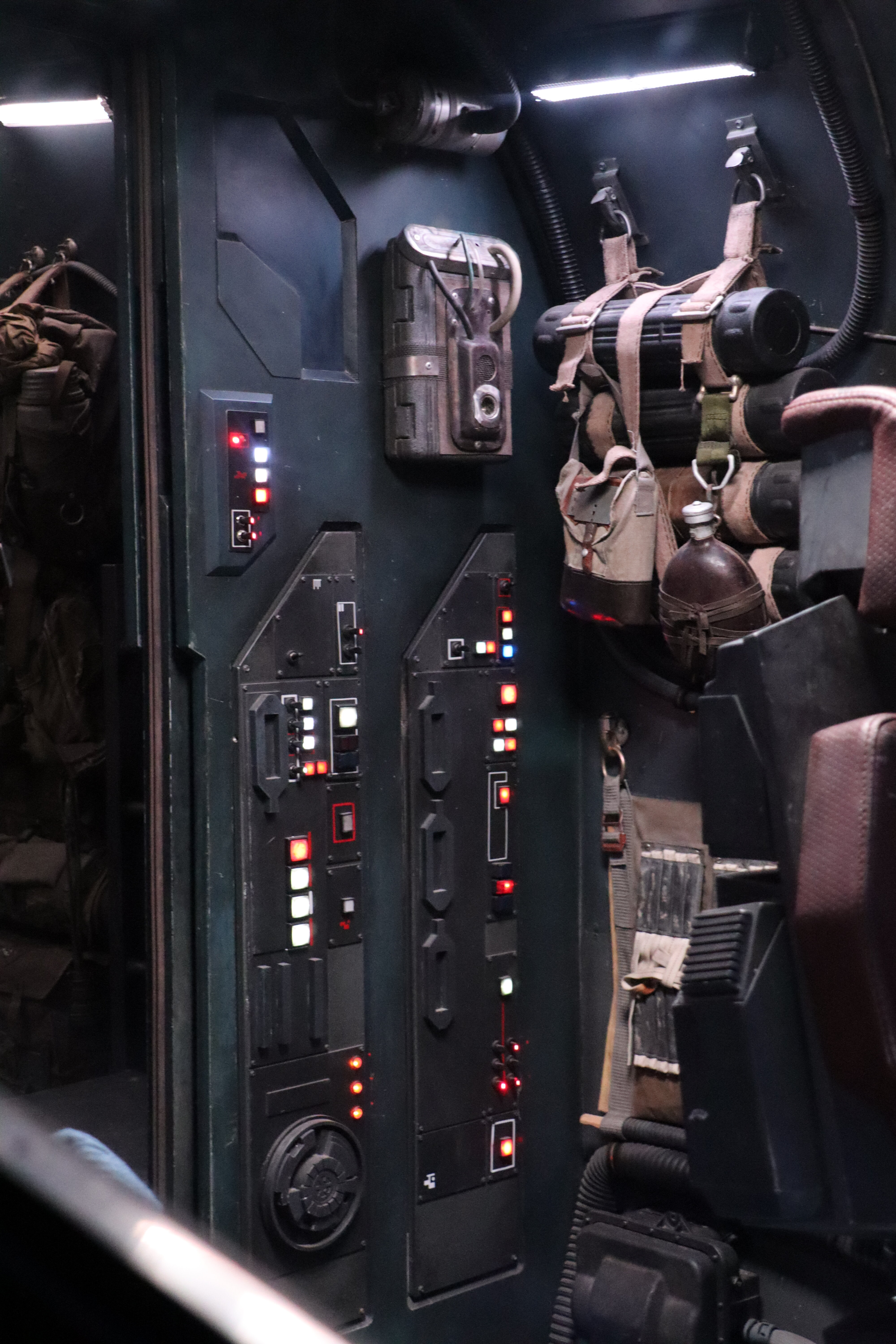 Razor Crest Cockpit Display 65.jpg