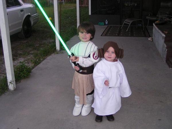 :) Tristen Won Kenobie & Trinity as Leia Halloween '08